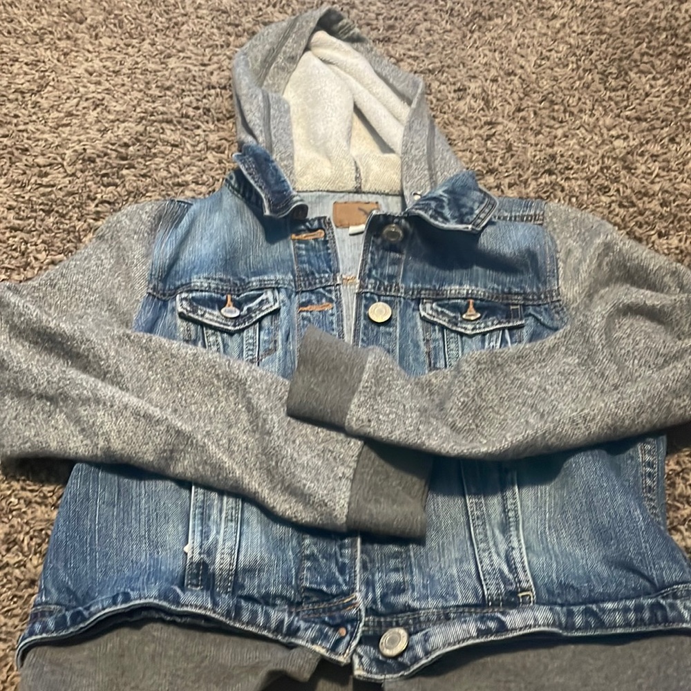 Worn once jean jacket gray sleeves . Runs small fits like a 4